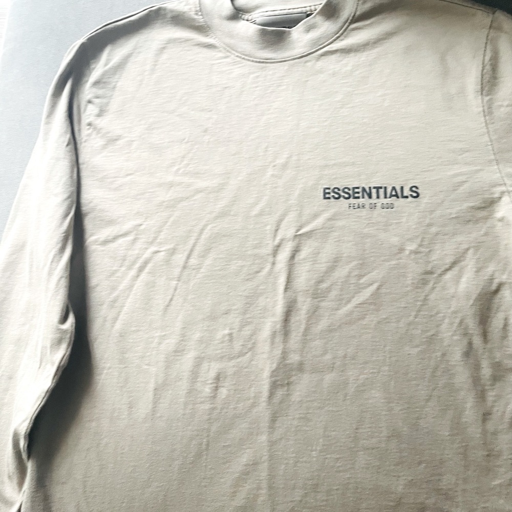 Essentials fear of god t shirt worn once an washed no stains great condition